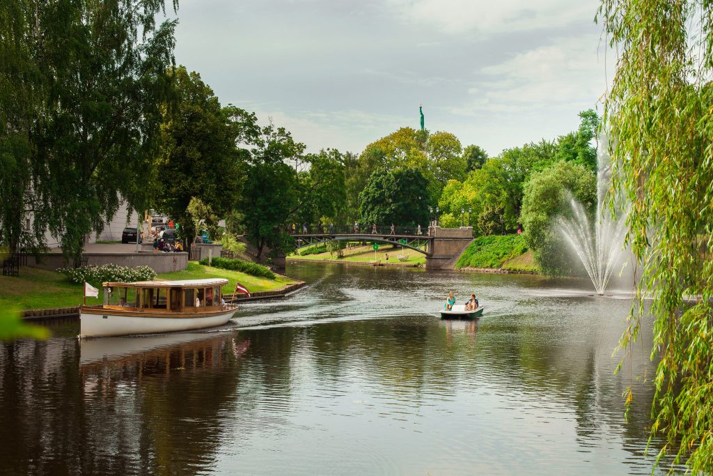 Rīgas kanāls / Riga canal with boats