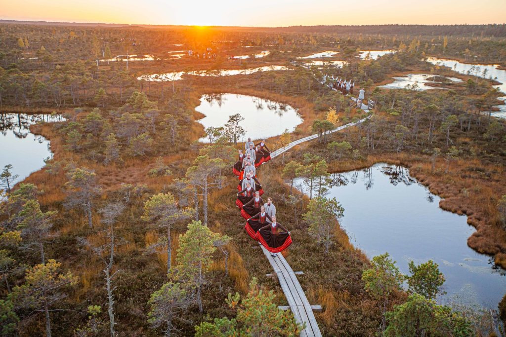 Latvian traditional folk dancers in Ķemeri bog | Dejotāji Ķemeru purvā